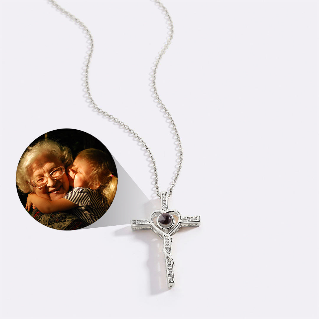 Collana di foto con cuore e croce