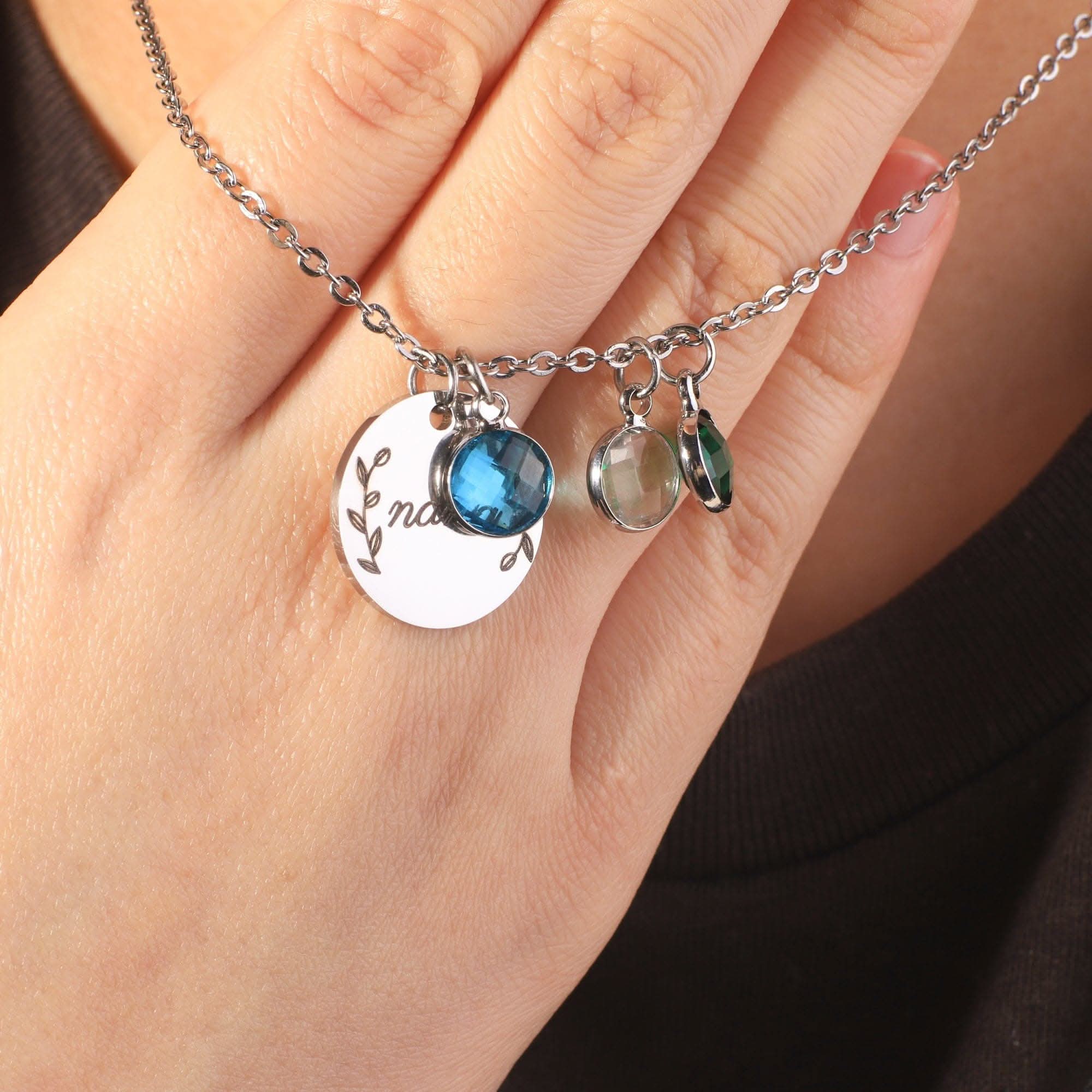Collana con pendente in pietra portafortuna incisa con foglie