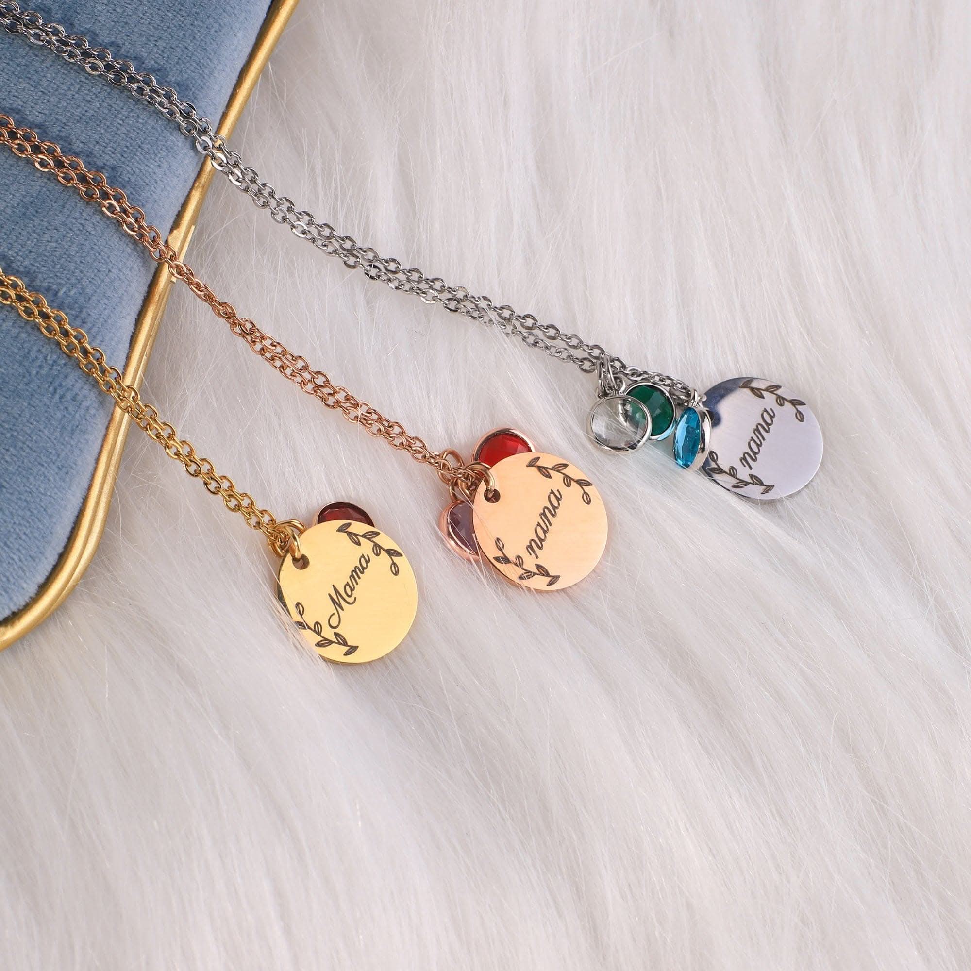 Collana con pendente in pietra portafortuna incisa con foglie