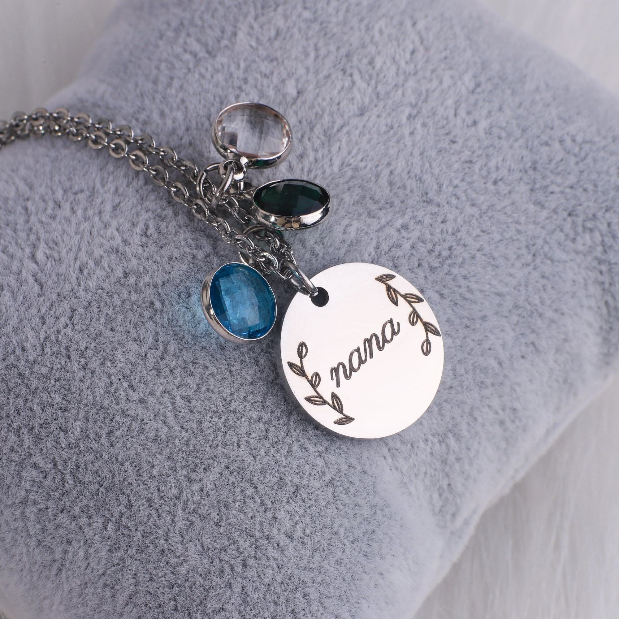 Collana con pendente in pietra portafortuna incisa con foglie