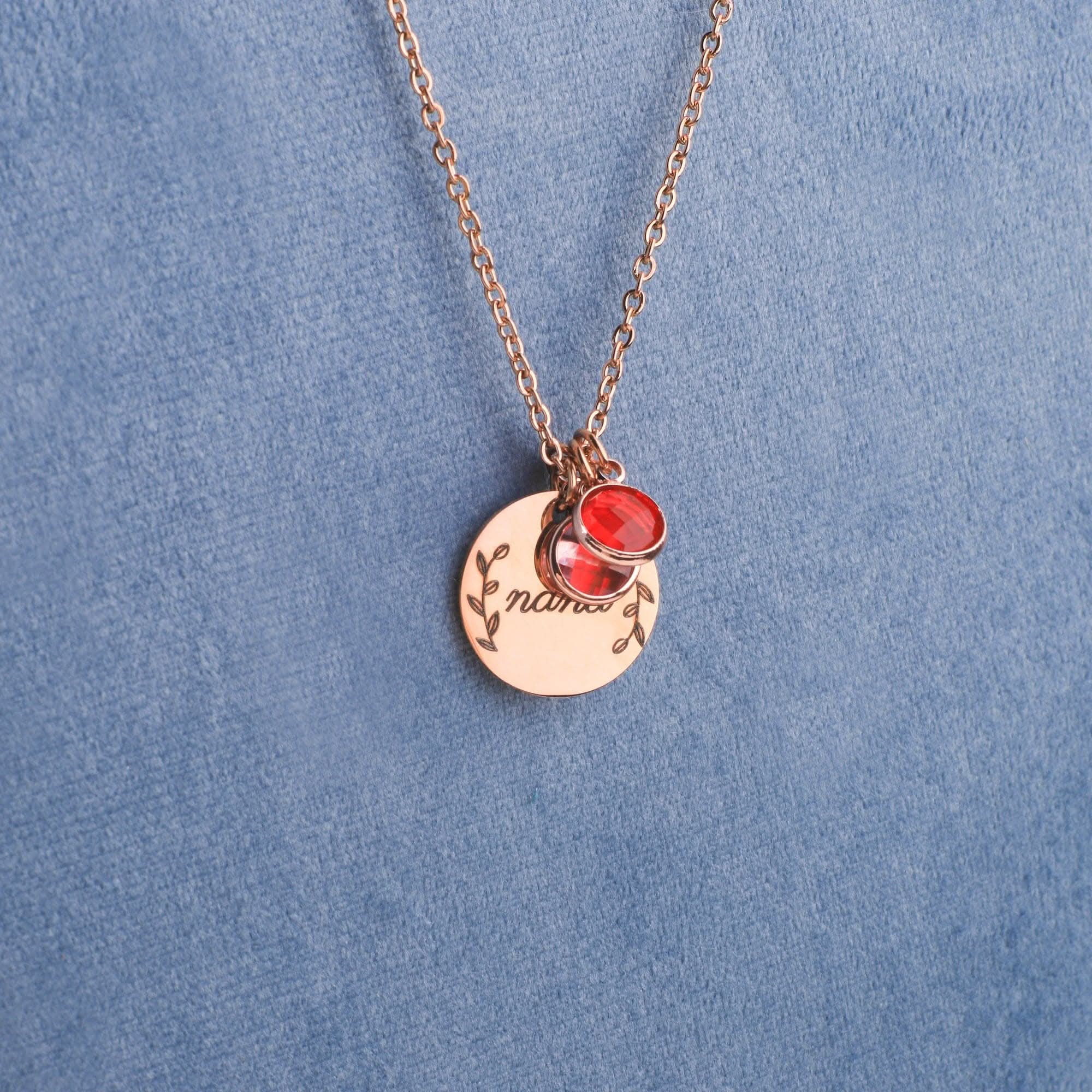 Collana con pendente in pietra portafortuna incisa con foglie