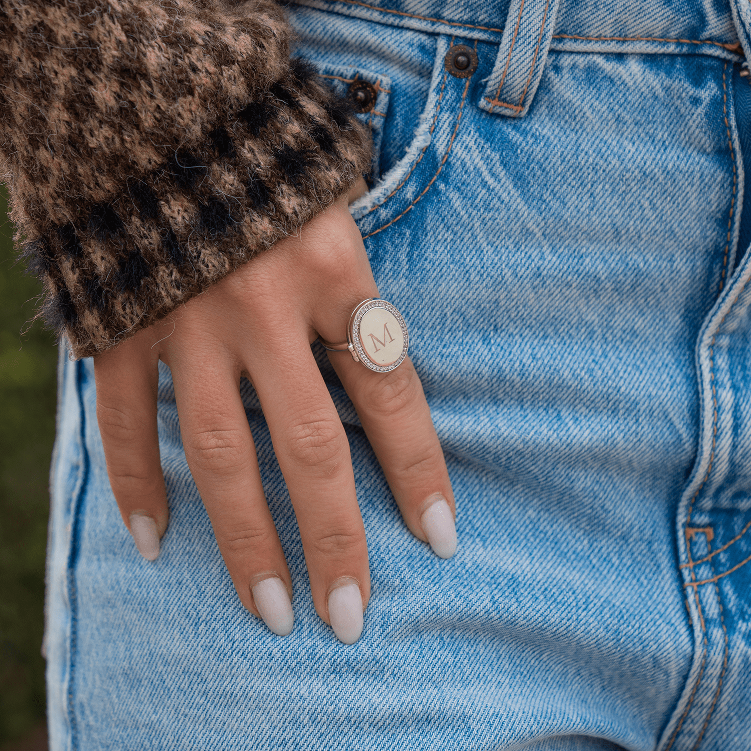 Anello con medaglione ovale personalizzato