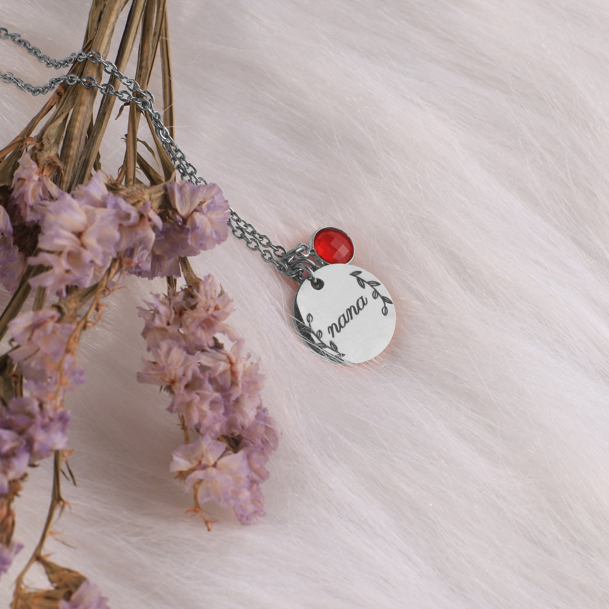 Collana con pendente in pietra portafortuna incisa con foglie