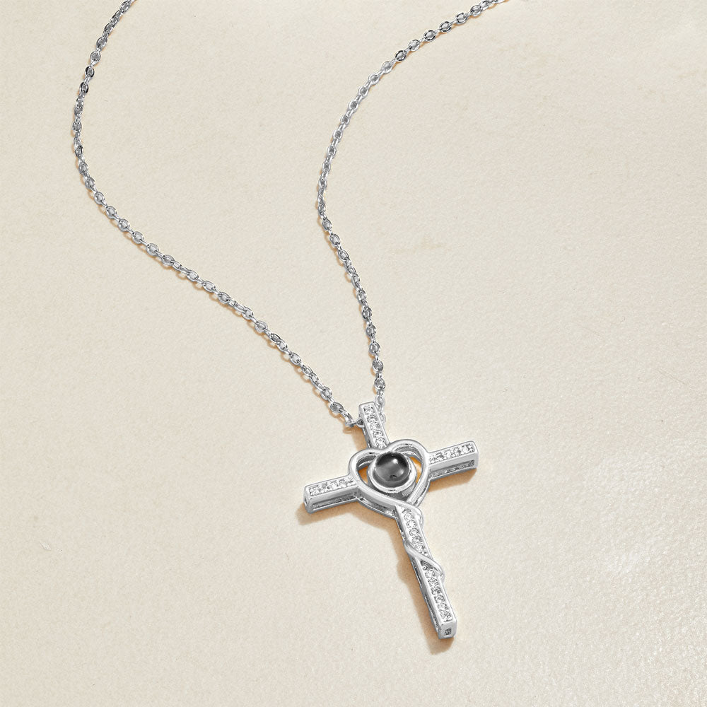 Collana di foto con cuore e croce