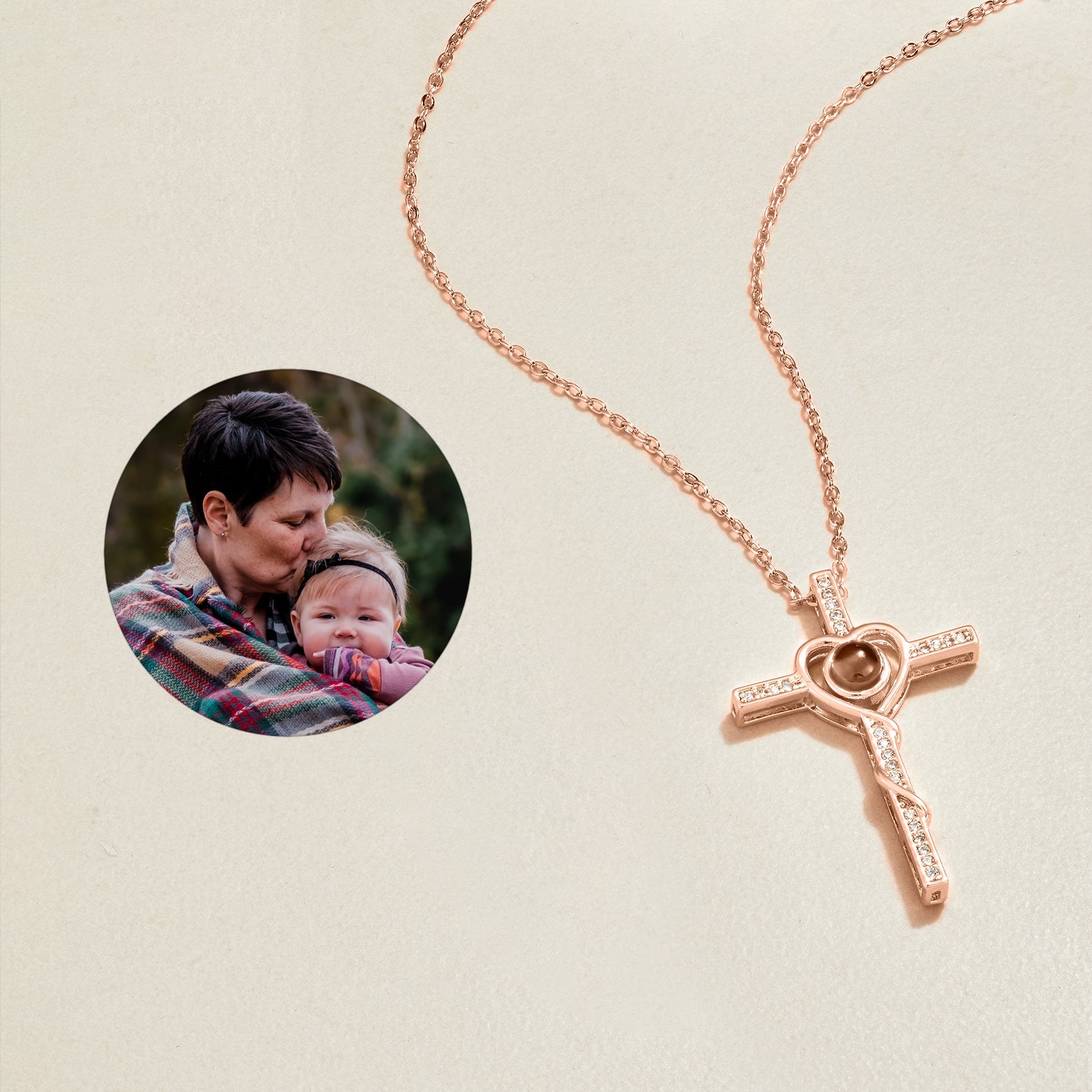 Collana di foto con cuore e croce