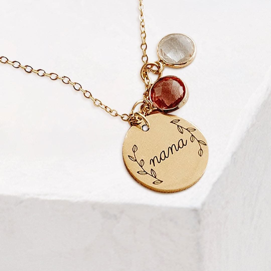 Collana con pendente in pietra portafortuna incisa con foglie