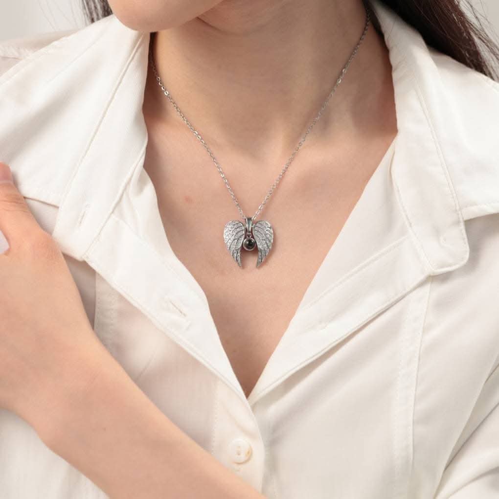 Collana con foto commemorativa con ali d'angelo scintillanti