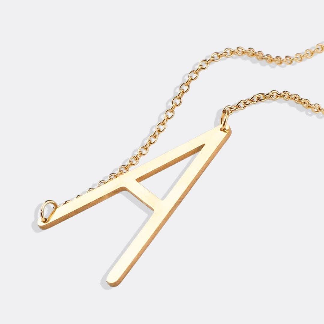 Collana con iniziale di dichiarazione